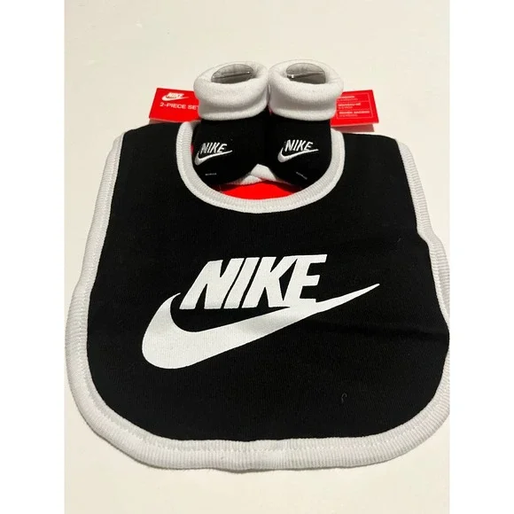 NWT Nike Bib and Booties Set - Newborn 0-6Months - Picture 2 of 6